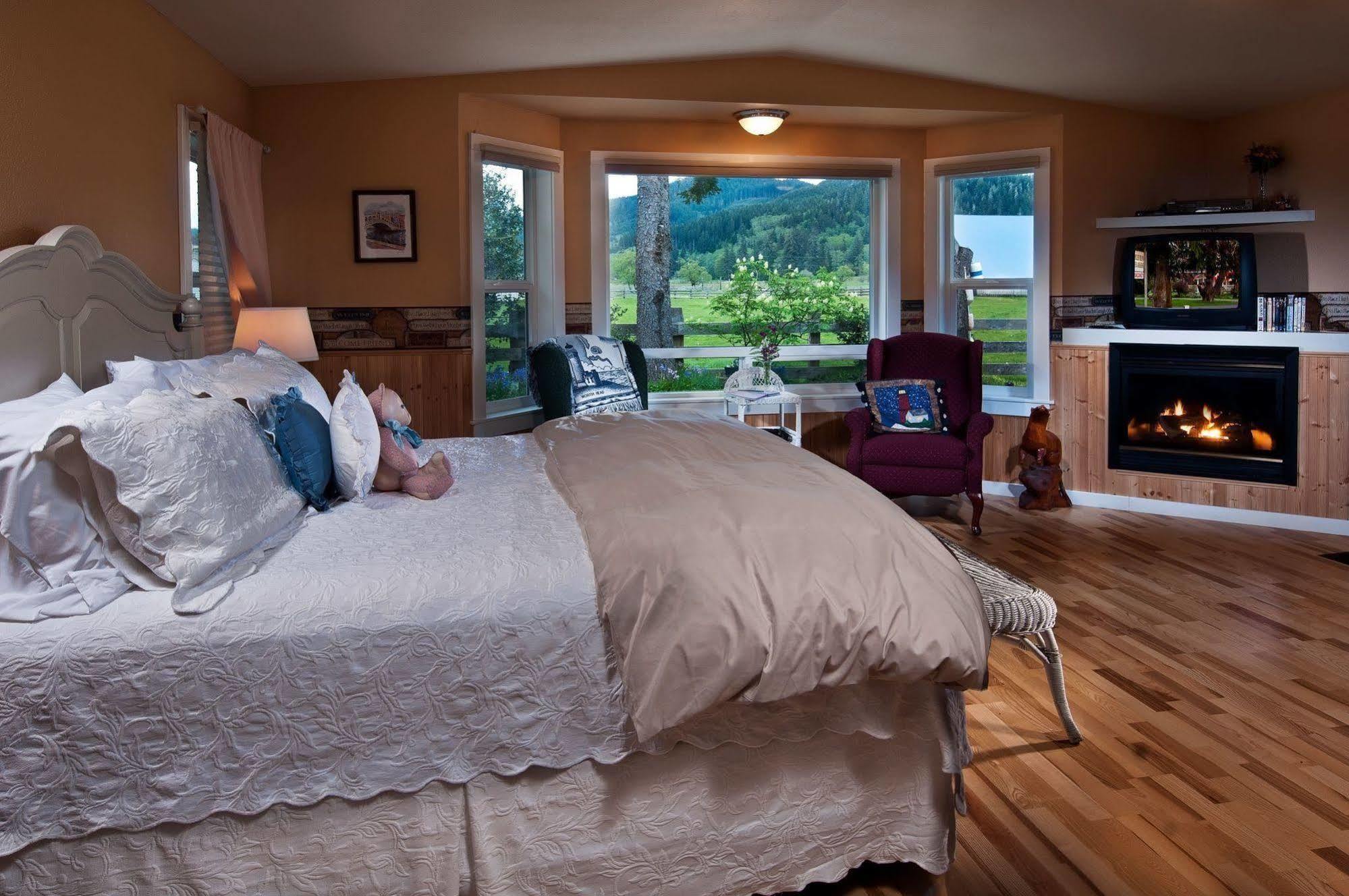 Miller Tree Inn Forks Bagian luar foto