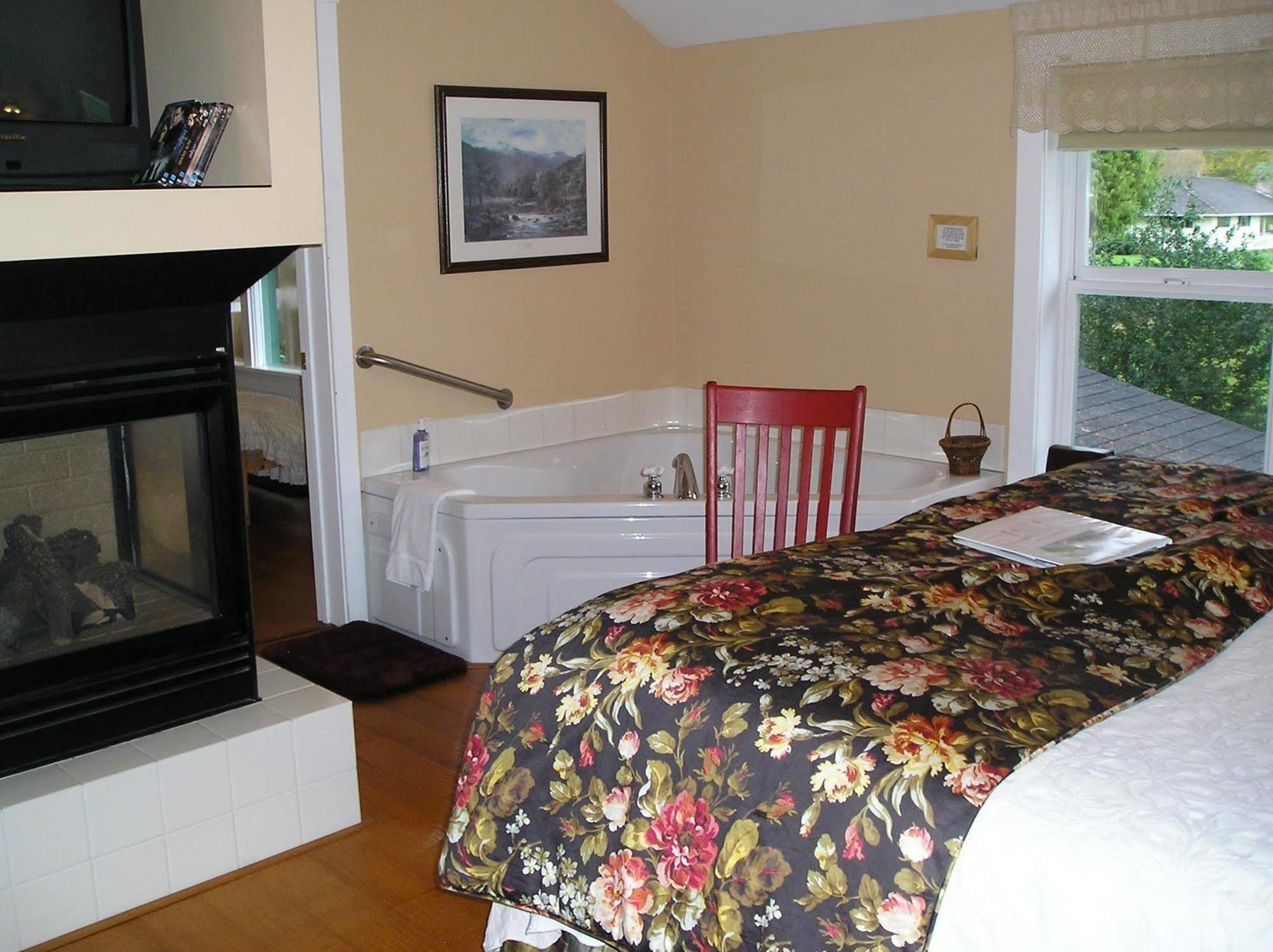 Miller Tree Inn Forks Bagian luar foto